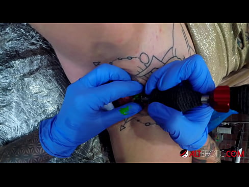 ❤️ Extremely tattooed hottie Sully Savage got a tattoo on her clitoris ️❌ Hard porn at en-us.tubesexer-com.ru ☑